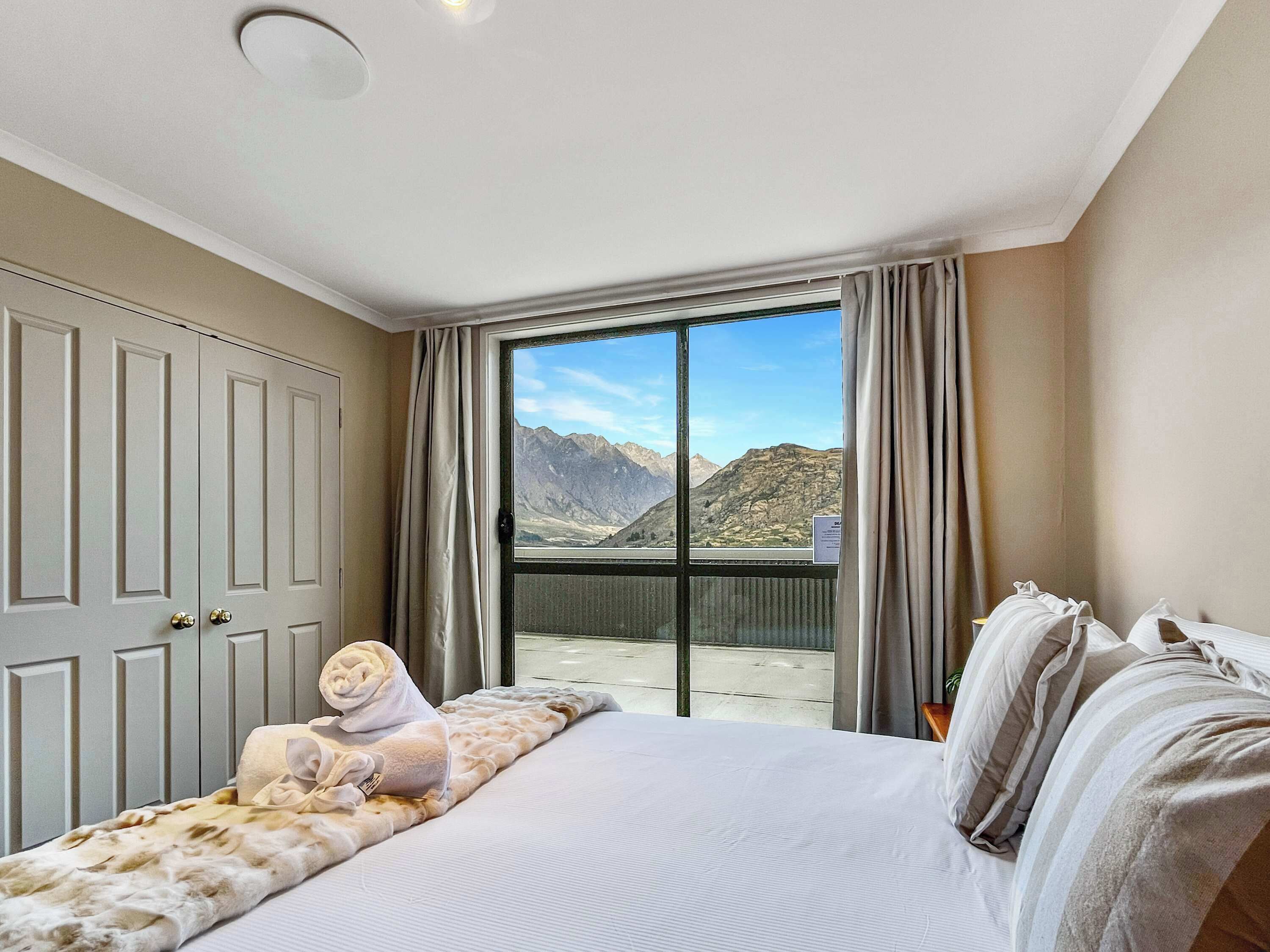 3 bedrooms, desk, iron/ironing board, WiFi