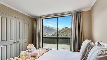 3 bedrooms, desk, iron/ironing board, WiFi