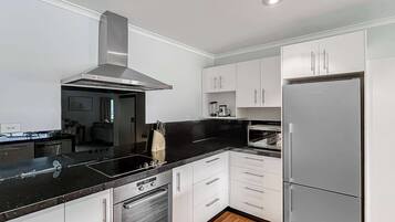 Geladeira, micro-ondas, fogão, cooktop