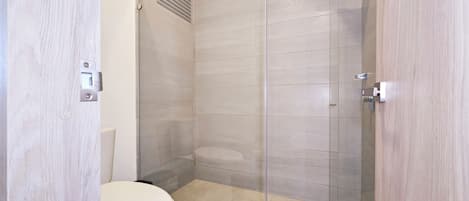 Toallas, jabón, shampoo, papel de baño