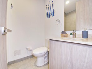 Towels, soap, shampoo, toilet paper - Villa Lili, Apartamento lujoso frente al mar, en Santa Marta Colombia (santa marta)