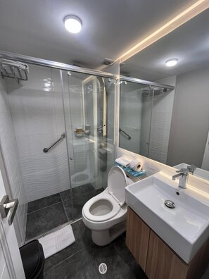 Shower, hair dryer, towels, soap - ApartaSuite with balcony in City Bog Usaquen Bogota (Bogotá)
