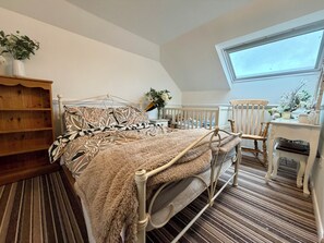 Room - Coastal Retreat: For 6, private parking + EV Port (Broadstairs)