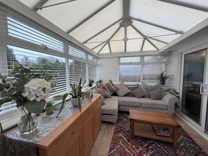 Living area - Coastal Retreat: For 6, private parking + EV Port (Broadstairs)