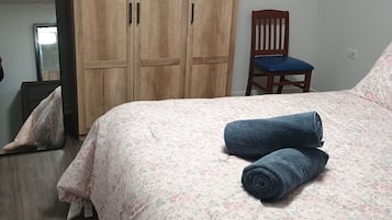 2 bedrooms, iron/ironing board, WiFi, bed sheets