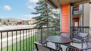 Outdoor dining - Steamboat Springs | Relaxed Alpine Retreat | Pool + Hot Tub | 2BR (Steamboat Springs)