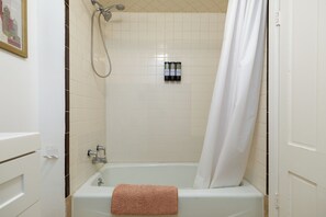 Haartrockner, Handtücher, Seife, Shampoo