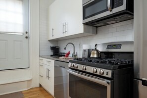 Private kitchen - Stylish 1BR w Balcony & Laundry, Walk to PATH NYC (Hoboken)