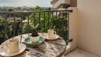Condo, 1 Bedroom, Accessible, Balcony | Tempat makan luar