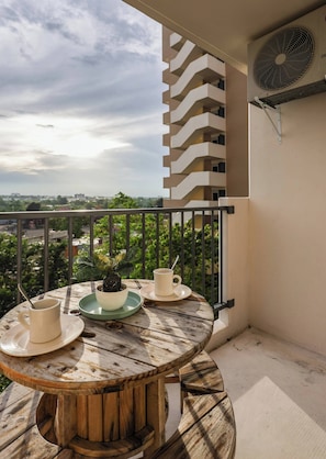 Outdoor dining - Cozy Wood-cabin Studio With Balcony & Warm Lighting (Lapu-Lapu)