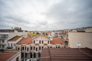 Un paisaje urbano con edificios históricos y un edificio destacado con una cúpula central.