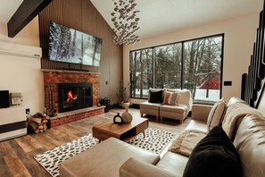 TV, fireplace - Cozy & Modern 4BR Getaway- Perfect for Families & Friends (Tobyhanna)