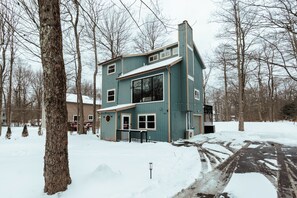 Exterior - Cozy & Modern 4BR Getaway- Perfect for Families & Friends (Tobyhanna)