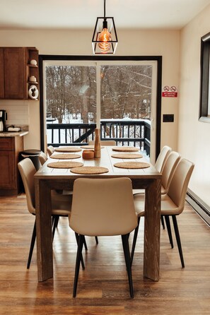 Dining - Cozy & Modern 4BR Getaway- Perfect for Families & Friends (Tobyhanna)