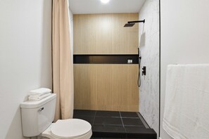 Shower, hair dryer, towels, soap - Hidden Gem in Vancouver, Spacious Yard & New Interior (Vancouver)
