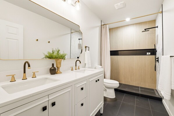 Shower, hair dryer, towels, soap - Hidden Gem in Vancouver, Spacious Yard & New Interior (Vancouver)