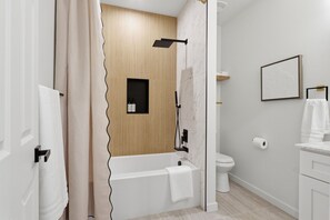 Shower, hair dryer, towels, soap - Hidden Gem in Vancouver, Spacious Yard & New Interior (Vancouver)