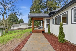 Terrace/patio - Hidden Gem in Vancouver, Spacious Yard & New Interior (Vancouver)