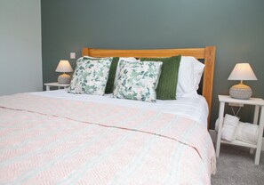 5 bedrooms, desk, iron/ironing board, travel cot