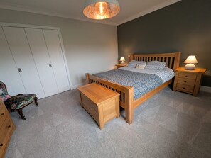5 habitaciones, escritorio y tabla de planchar con plancha 