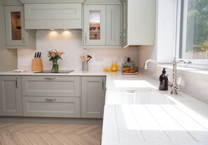 Coffee/tea maker, fridge, microwave, oven
