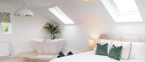 5 bedrooms, desk, iron/ironing board, travel crib