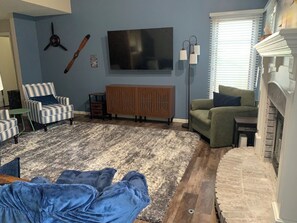TV, fireplace - Loaded 4-bedroom house with pool, hot tub, and game room in charming Wichita (Wichita)