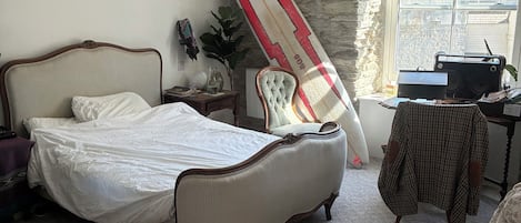 3 habitaciones, tabla de planchar con plancha, wifi y ropa de cama