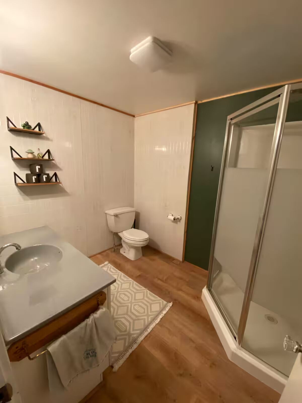 Sèche-cheveux, serviettes fournies, savon, papier toilette