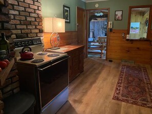Microondas, horno, placa de cocina y lavavajillas