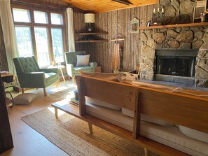 Una televisión, una chimenea