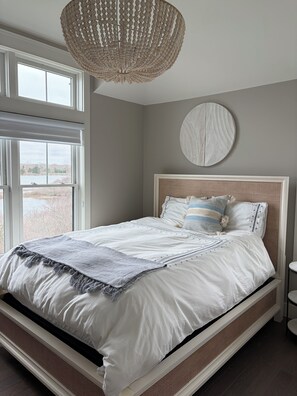 Room - 4-bedroom house in serene South Kingstown with backyard access to a pond (South Kingstown)