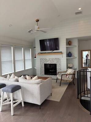 Living area - 4-bedroom house in serene South Kingstown with backyard access to a pond (South Kingstown)