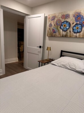 Room - Cozy 1-bedroom basement unit with a full bath and a newly renovated kitchen. (Burlington)