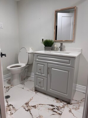 Bathroom - Cozy 1-bedroom basement unit with a full bath and a newly renovated kitchen. (Burlington)