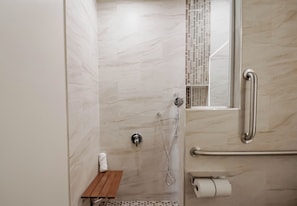 Douche, sèche-cheveux, serviettes fournies, savon