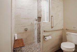 Douche, sèche-cheveux, serviettes fournies, savon