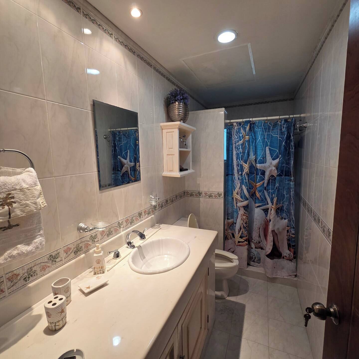 Dusche, Haartrockner, Handtücher, Toilettenpapier