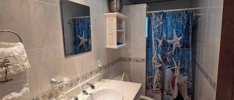 Dusche, Haartrockner, Handtücher, Toilettenpapier