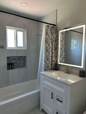 Shower, hair dryer, shampoo - House in Garden Grove (Garden Grove)