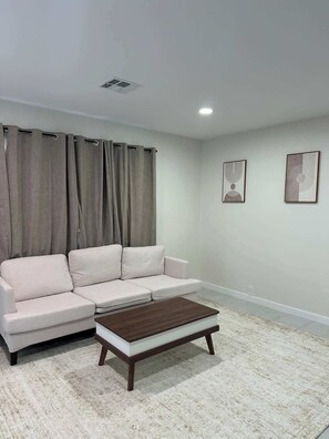 TV, offices - House in Garden Grove (Garden Grove)