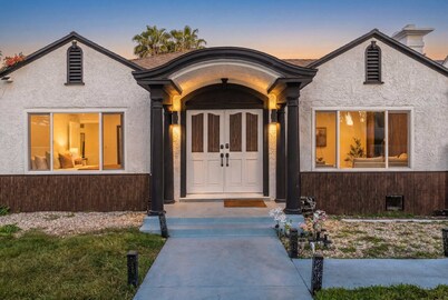 5BR Escape with Hot Tub, Tiki Bar & Pool Table Fun