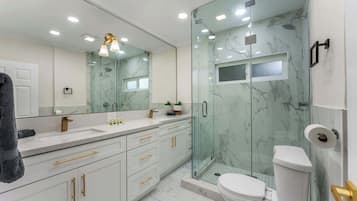 Shower, hair dryer, towels, shampoo