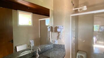 Quarto casal, 1 cama de casal, sacada | Banheiro | Secador de cabelo, toalhas de banho, sabonete, shampoo