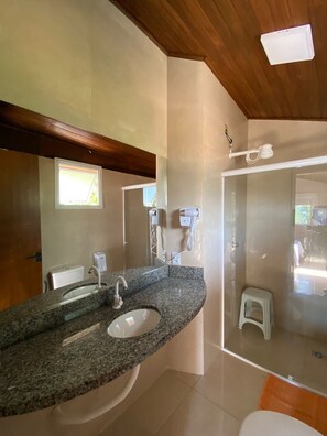Double Room, 1 Double Bed, Balcony | Bathroom - Sossego Homestay  (Chapada dos Guimarães)