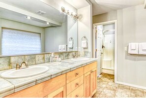 Hair dryer, towels, soap, shampoo - Eagle Crest Golf Resort Amenities on the 17th Tee (Redmond)