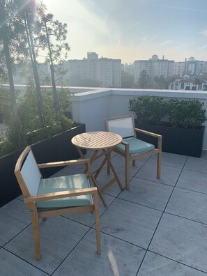 Outdoor dining - Hollywood suite  
Cozy 2-bedroom apartment 
in beautiful Los Angeles (Los Angeles)