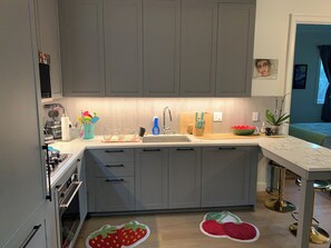 Private kitchen - Hollywood suite  
Cozy 2-bedroom apartment 
in beautiful Los Angeles (Los Angeles)