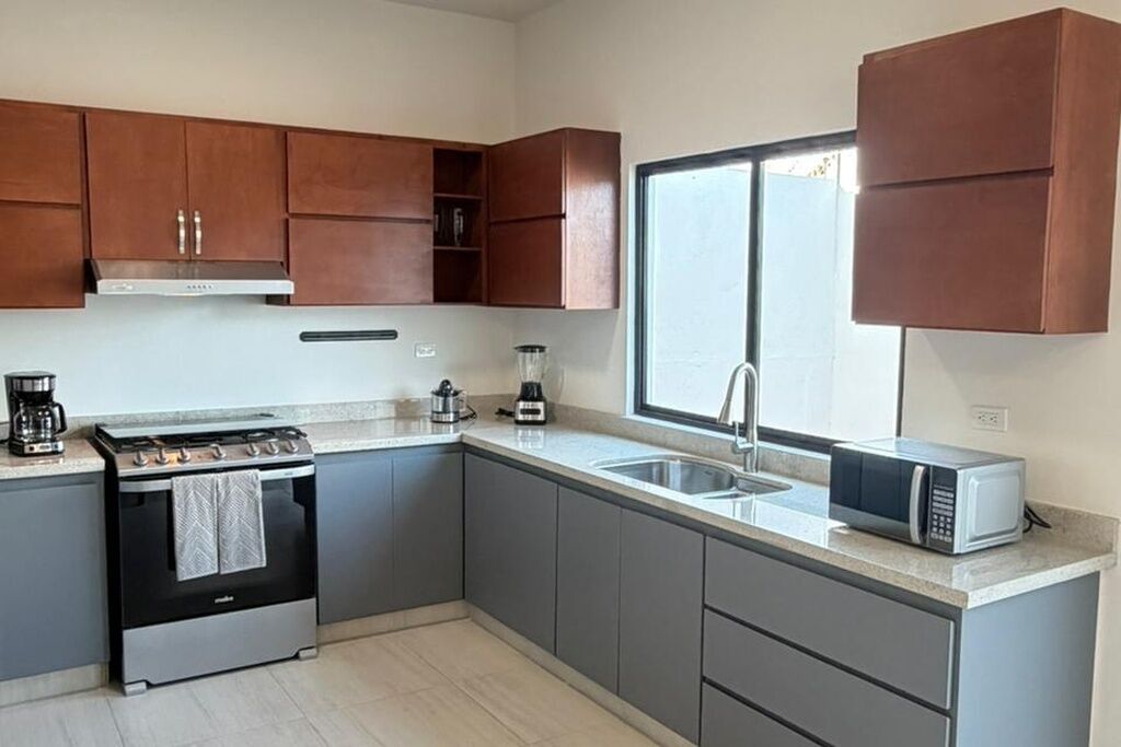 Microondas, horno, placa de cocina