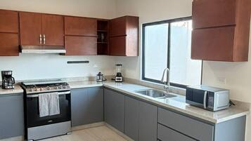 Microondas, horno, placa de cocina